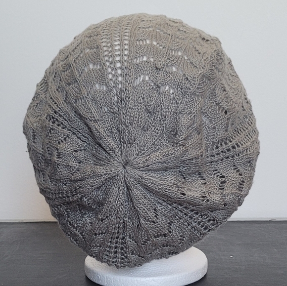 An Ardene Grey beret - Picture 4 of 9